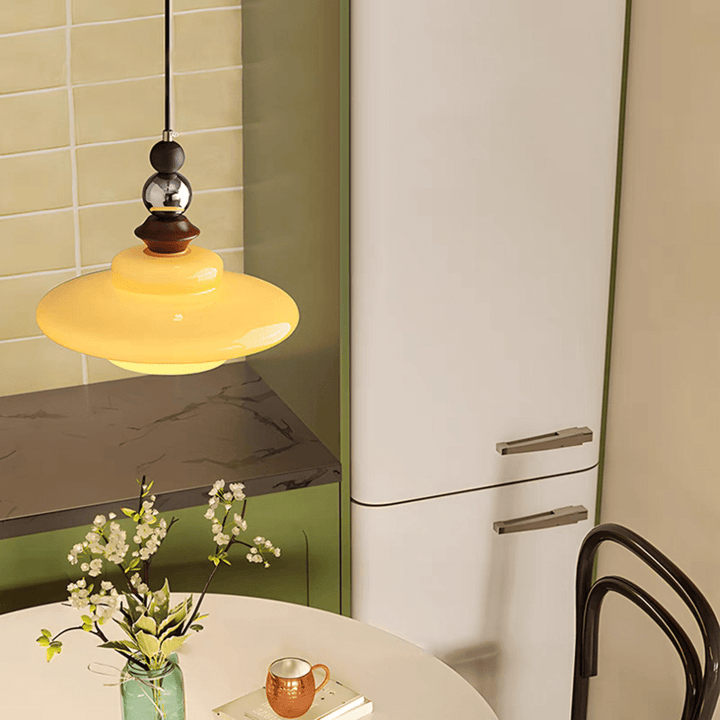 Szklana lampa wisząca w stylu vintage – ciepłe światło do jadalni