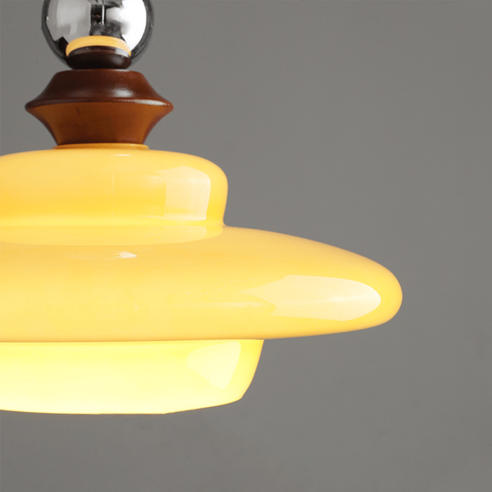 Szklana lampa wisząca w stylu vintage – ciepłe światło do jadalni