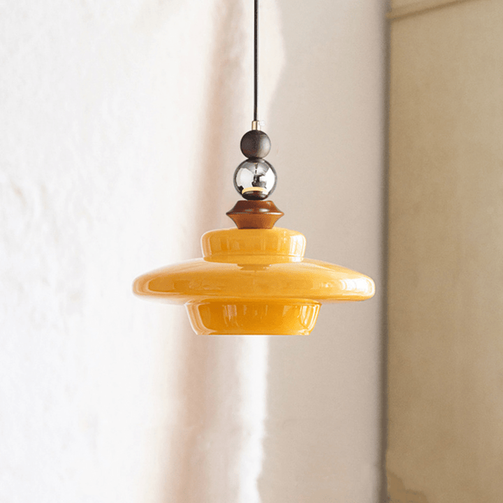 Szklana lampa wisząca w stylu vintage – ciepłe światło do jadalni