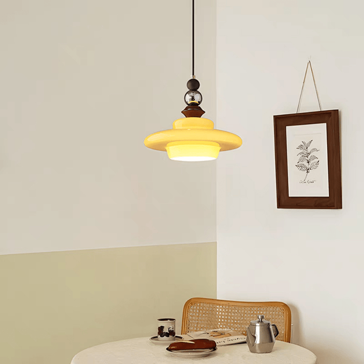 Szklana lampa wisząca w stylu vintage – ciepłe światło do jadalni
