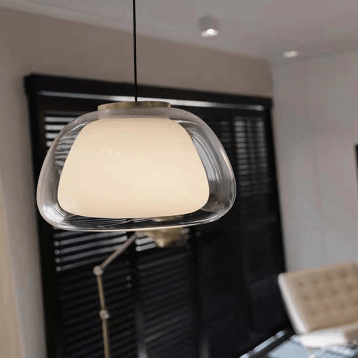 Nowoczesna lampa wisząca z mlecznego szkła