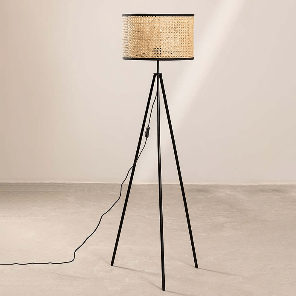 Lampa podłogowa z rattanu na trójnogu