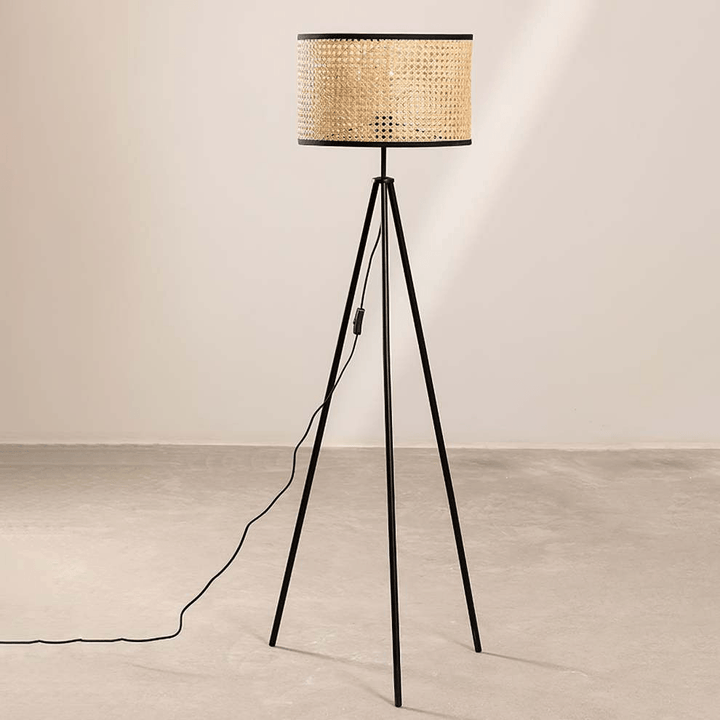 Lampa podłogowa z rattanu na trójnogu