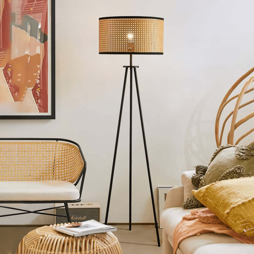 Lampa podłogowa z rattanu na trójnogu