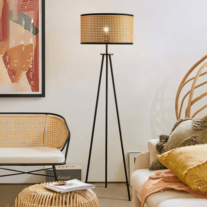 Lampa podłogowa z rattanu na trójnogu