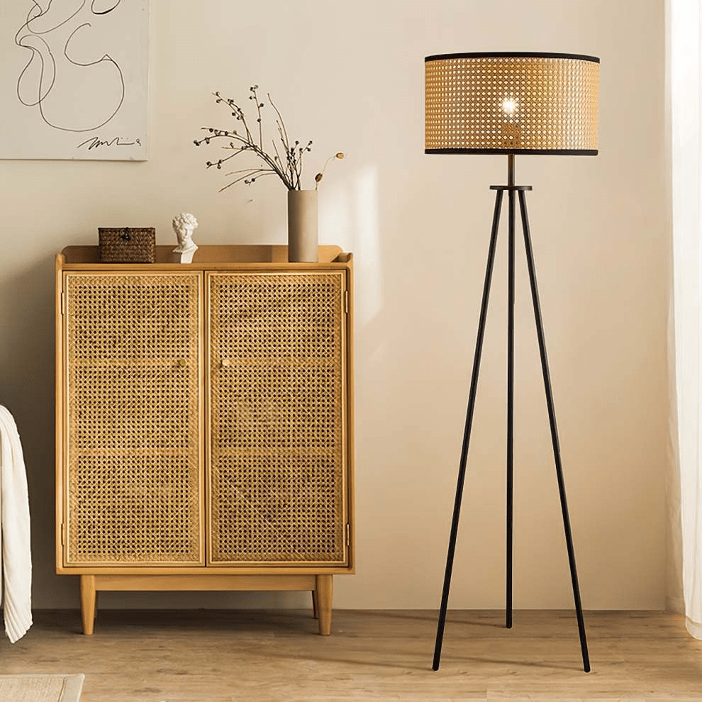 Lampa podłogowa z rattanu na trójnogu