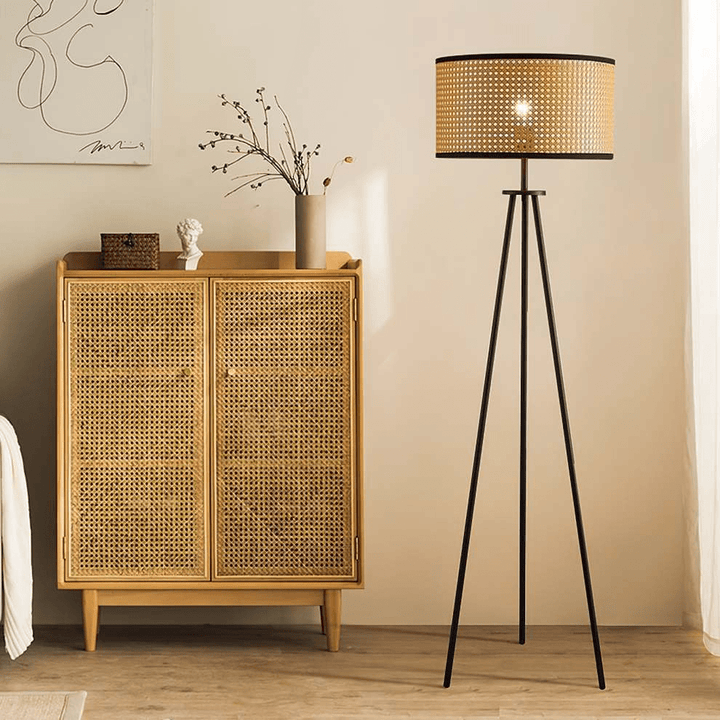Lampa podłogowa z rattanu na trójnogu