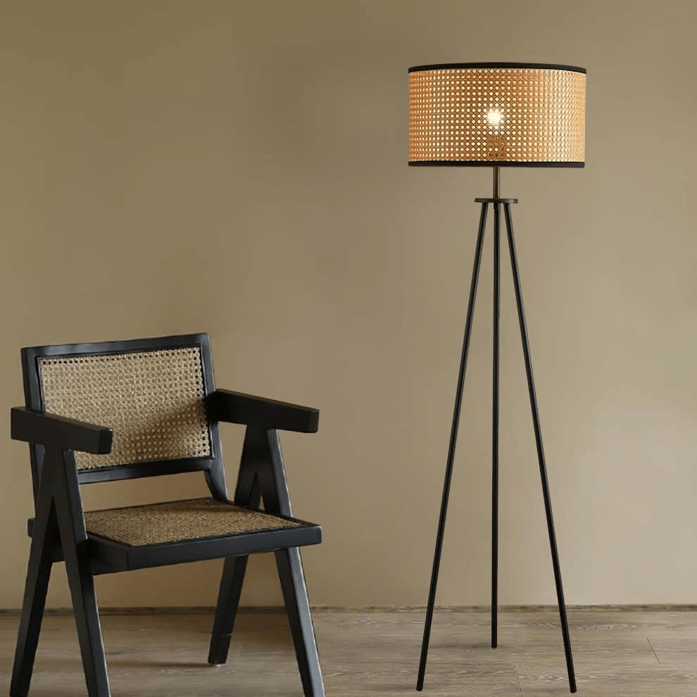 Lampa podłogowa z rattanu na trójnogu