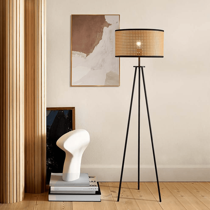 Lampa podłogowa z rattanu na trójnogu