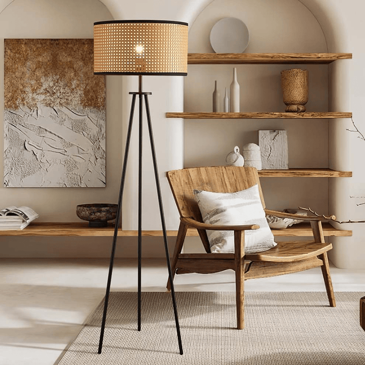 Lampa podłogowa z rattanu na trójnogu