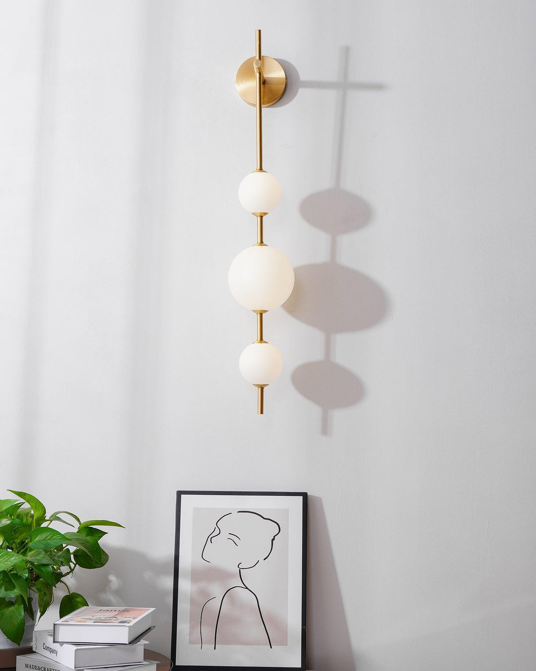 Pionowa Lampa Ścienna z Szklaną Kulą
