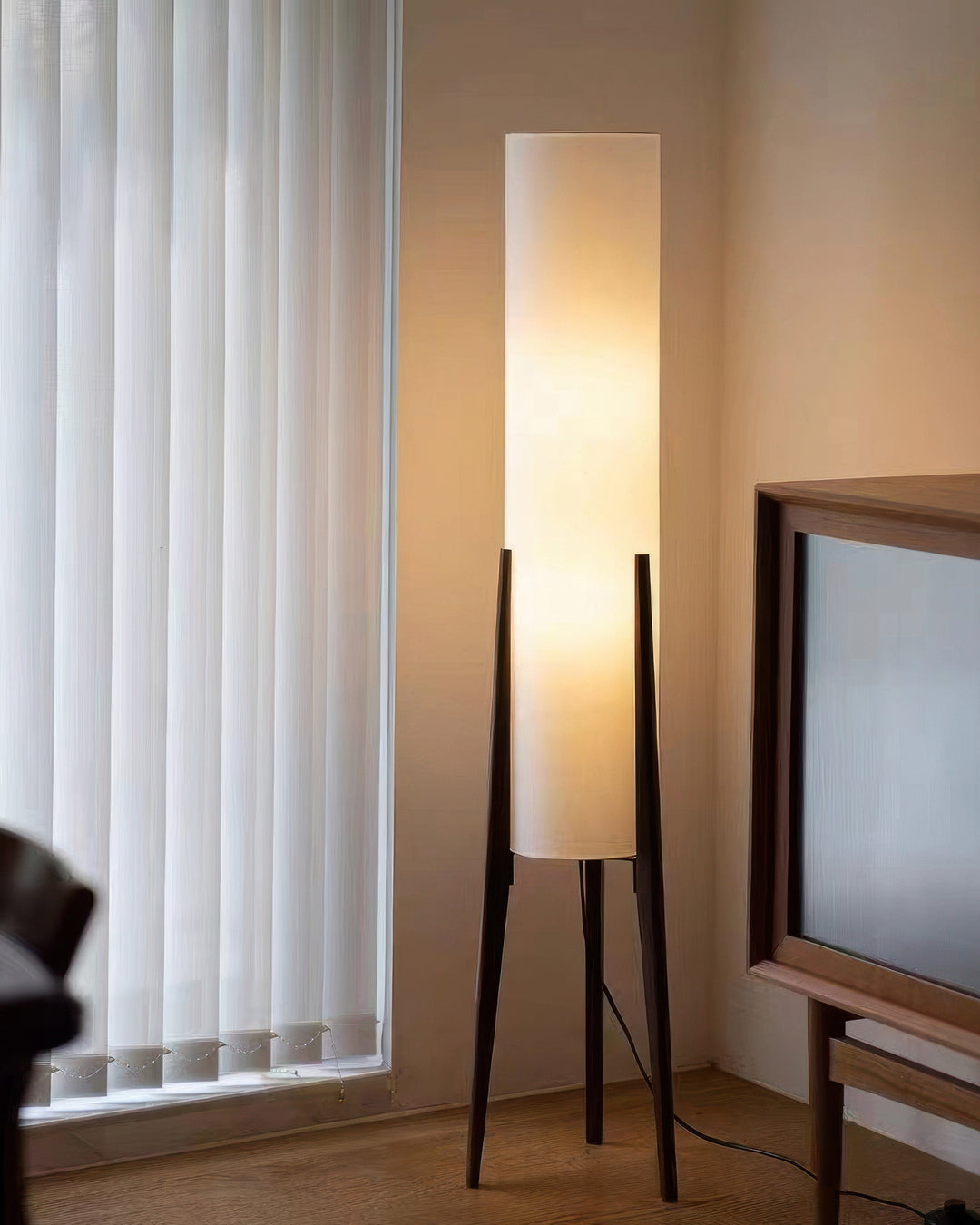 Lampa podłogowa z orzecha - sztuka z litego drewna