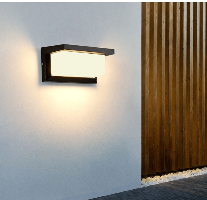 Lampa ścienna z czujnikiem ruchu