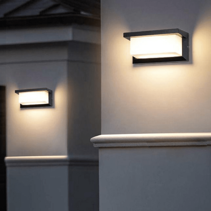 Lampa ścienna czarno-biała